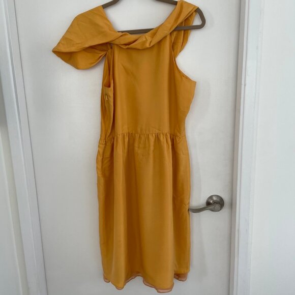 Beautiful Designer Poleci dress in yellow silk - Picture 2 of 8